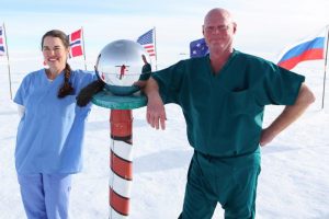 PA Cassie Spruill y Sean Roden, MD, en la ceremonia del Polo Sur en 2013