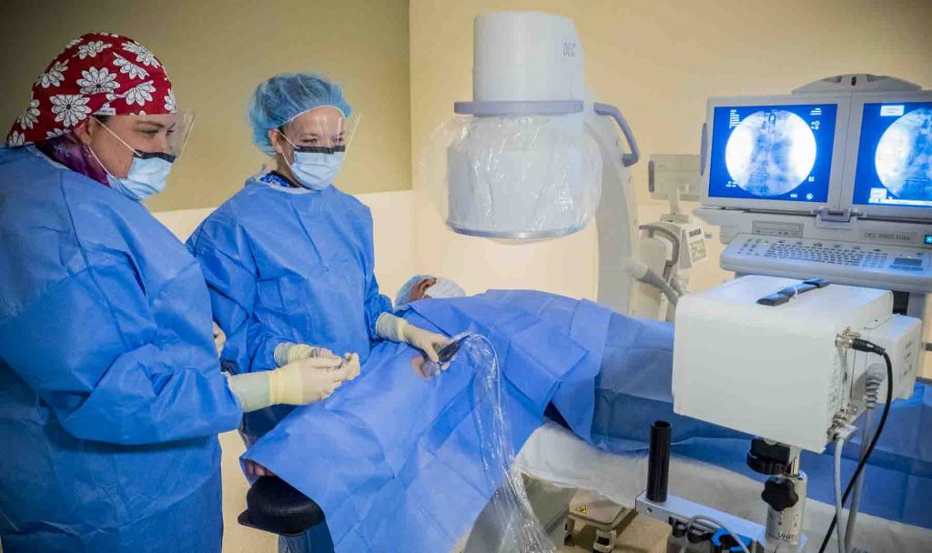 Suzanne Shelling, PA-C realizando una fluoroscopia en un paciente