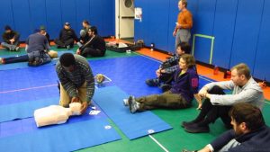 PA Cliff Leonard enseñando soporte vital básico en el gimnasio de la estación