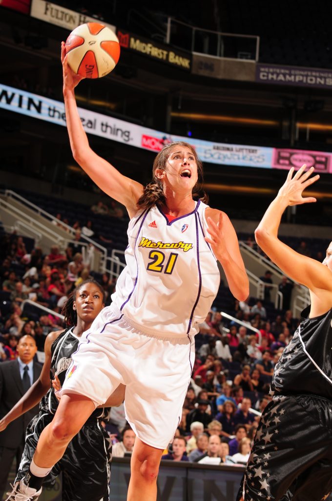 Brooke Smith jugando baloncesto