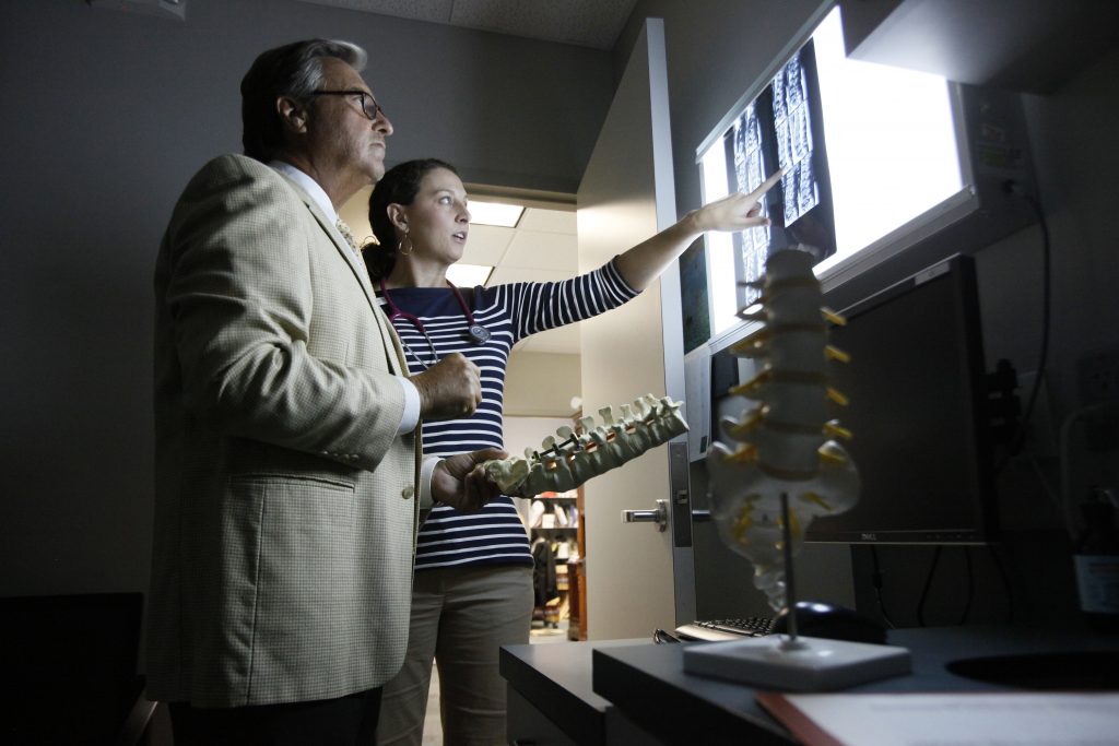 John Mohnickey y Heather Gehnke mirando una radiografía