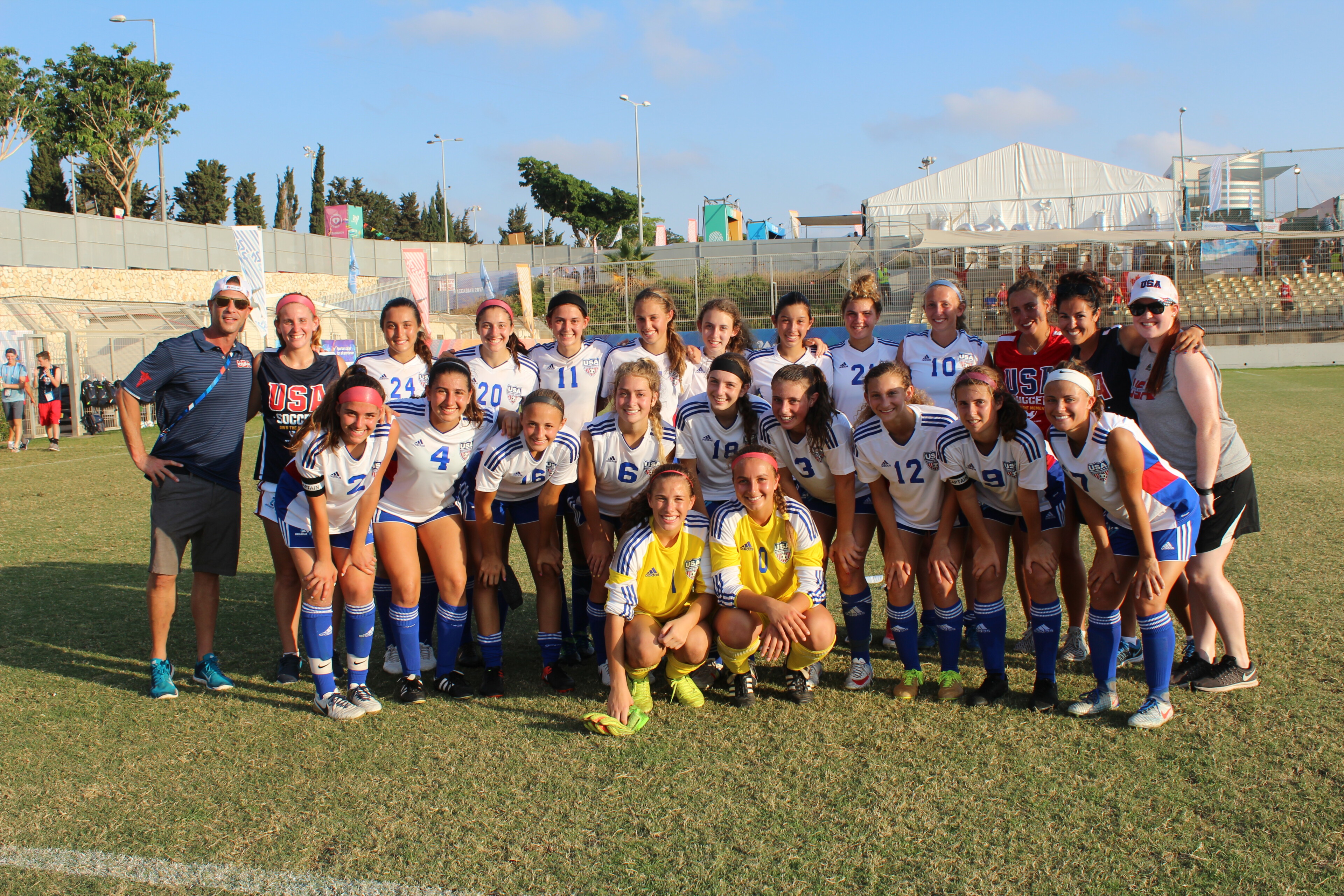 Brodkin con chicas del equipo de fútbol de EE. UU.