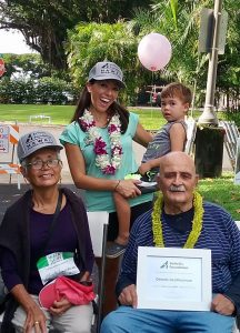 Christina Starks con su hijo, Bobby, y el Sr. y la Sra. Leatherman en la Caminata para curar la artritis de 2017 en Hilo, Hawái