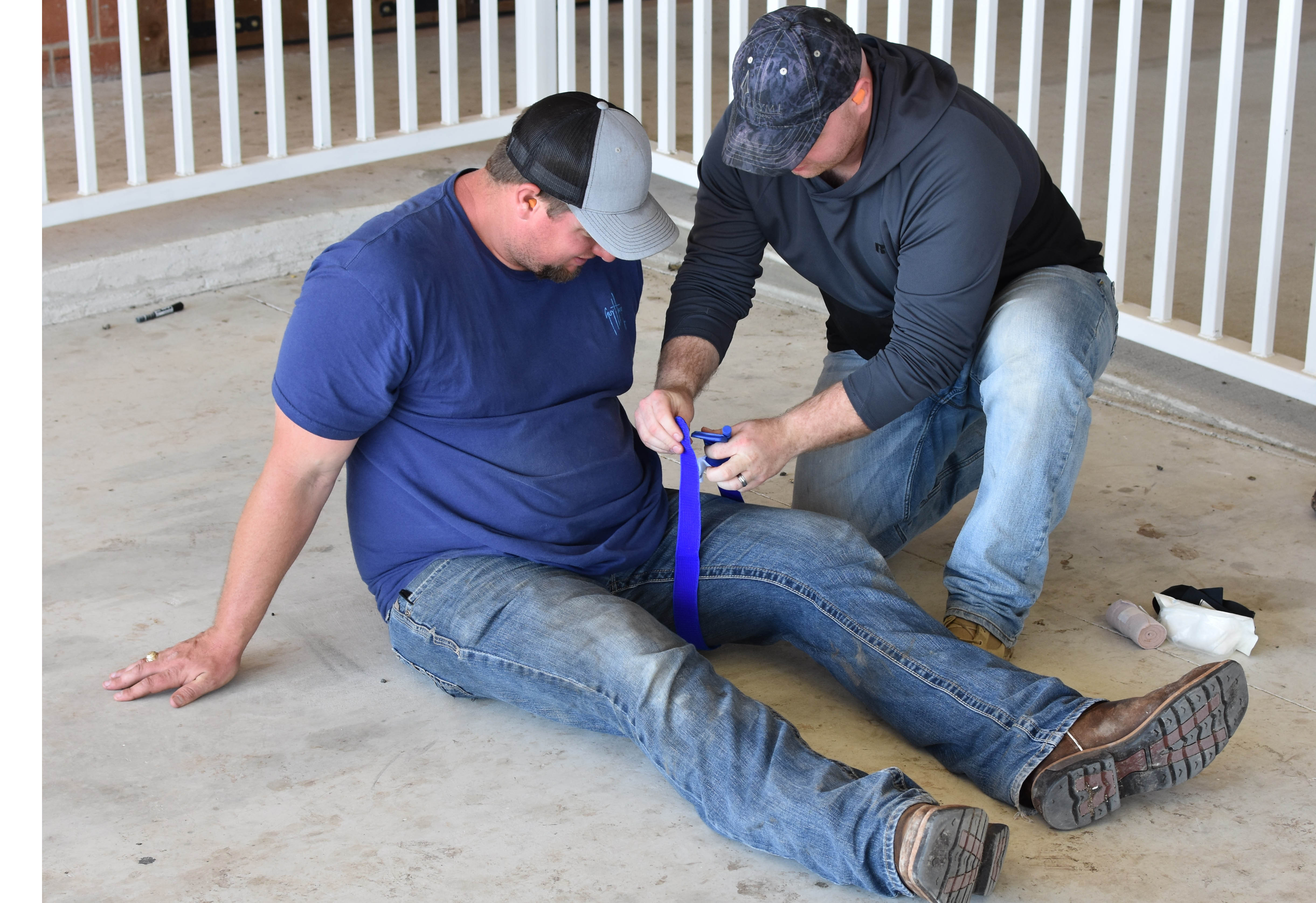 El miembro de la Junta del Día Nacional de Stop the Bleed, Dominic Thompson, enseña un curso de Stop the Bleed