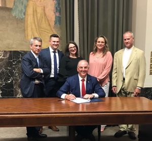 El gobernador de Luisiana, John Bel Edwards, el senador Eric LaFleur, Steven Presley, Sarah Deyo, Jennifer Marusak y Darrell Hunt