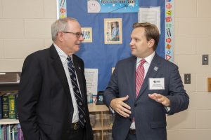 El presidente de GW, el Dr. Thomas J. LeBlanc, y el decano asociado sénior Reamer Bushardt