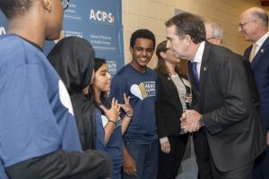 El gobernador de VA, Ralph Northam, saluda a los estudiantes de la Academia de Ciencias de la Salud del Gobernador