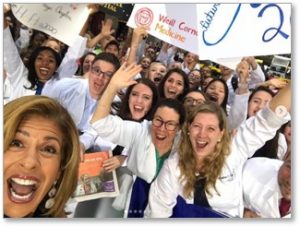 PA y estudiantes de PA con la presentadora de Today Show, Hoda Kotb