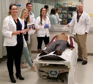 Estudiantes de PA participando en un laboratorio de simulación