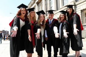 Alexandra Troy, Maria Macken, Jessica Maddock, Michael James Tracey, Ciara Melia, Patricia Anderson en el día de la graduación