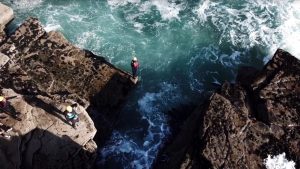 PA Ciara Melia a punto de lanzarse desde un acantilado hacia las traicioneras aguas de la costa oeste de Irlanda en invierno