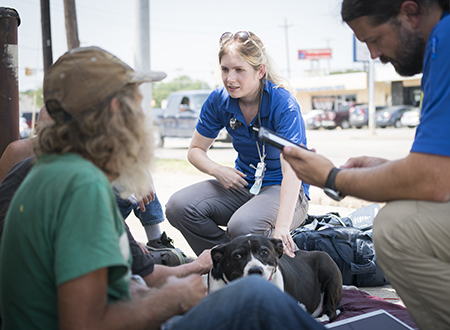 La Dra. Claire Thomas y Joel Hunt, PA, trabajan con pacientes sin hogar