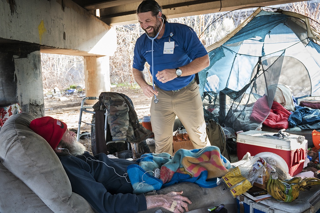 Reunión de PA Joel Hunt con un paciente sin hogar en el sur de Fort Worth, Texas