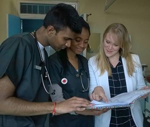 Lyndsey Milcarek con sus estudiantes clínicos asociados en Sudáfrica