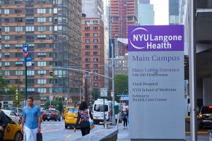 foto de la vista de la calle del letrero NYU Langone Health