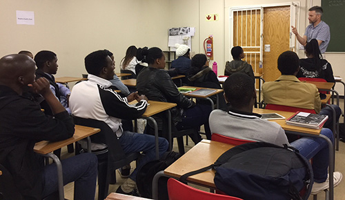 Scott Smalley enseñando su clase en la Universidad de Witwatersrand en Johannesburgo