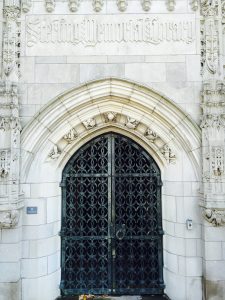 Imagen de una puerta en el campus de la Universidad de Yale