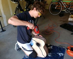 Joe Ballent construye una guitarra.