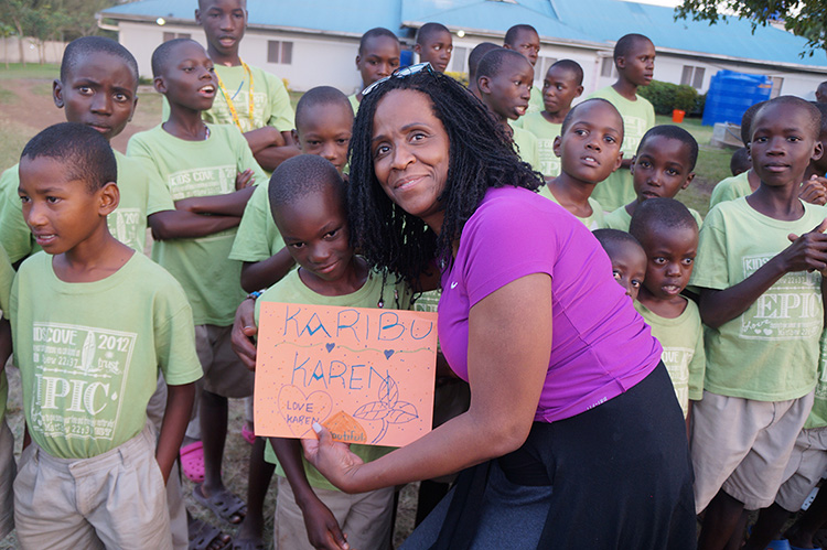 Karen Roane, junto a los niños, mientras trabajaba como voluntaria en Kenia