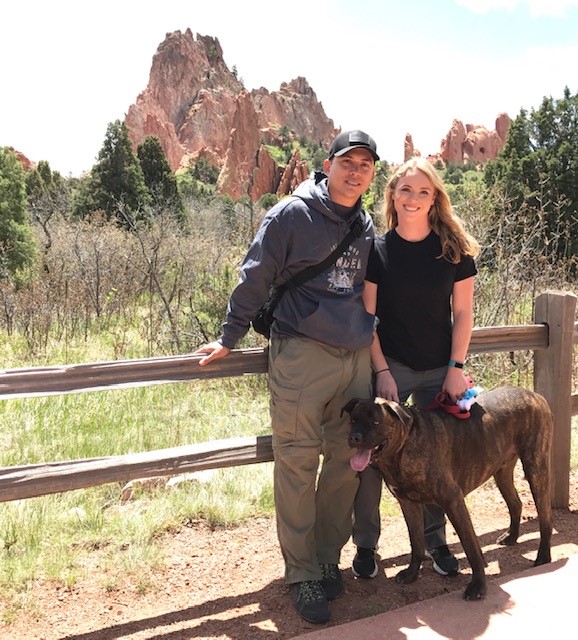 Kellie Lyons con su esposo Preston Lyons y su perro Zeus en Garden of the Gods Park en Colorado Springs