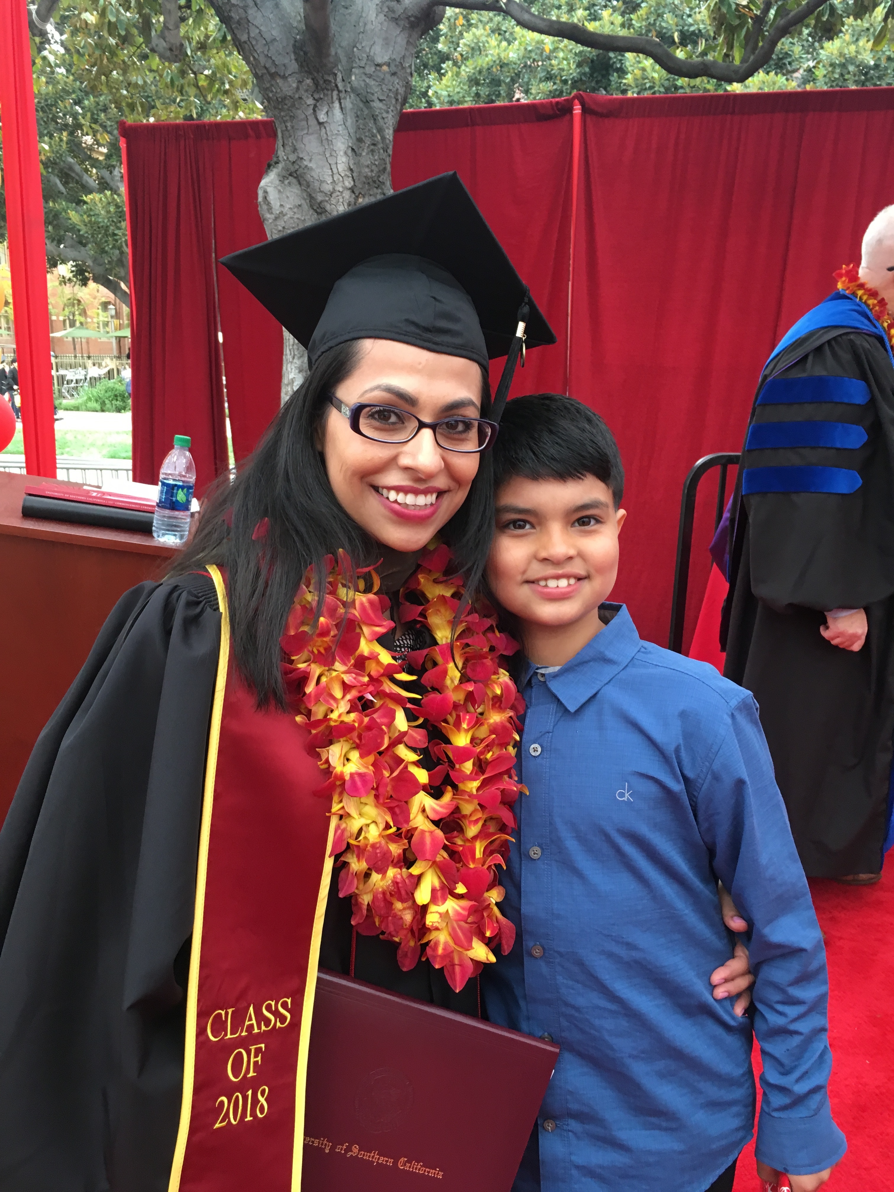 Jessica Flores en toga de graduación