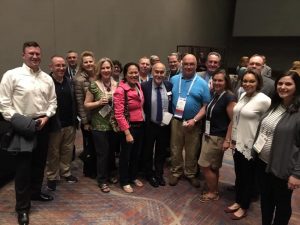 David Mittman, presidente electo de AAPA, con Distinguished Fellows militares y sus aprendices en la recepción de Distinguished Fellow de AAPA 2019