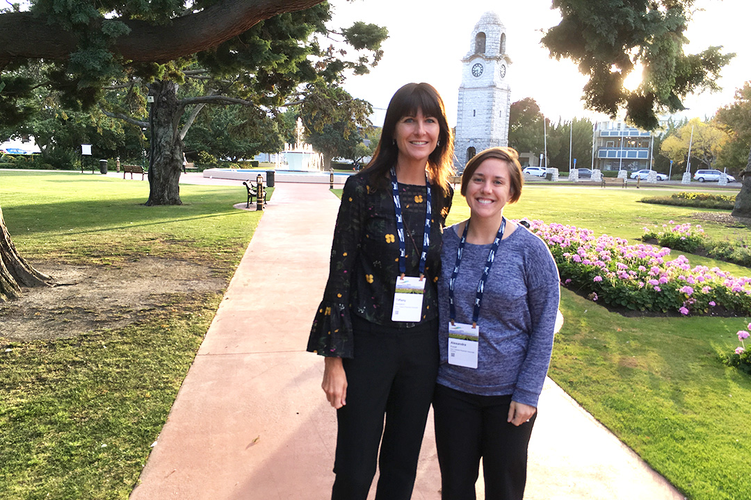 Tiffany Hodgson, PA-C y Alexandra Kayat, PA-C, MPAS en la Conferencia Nacional de Salud Rural en abril