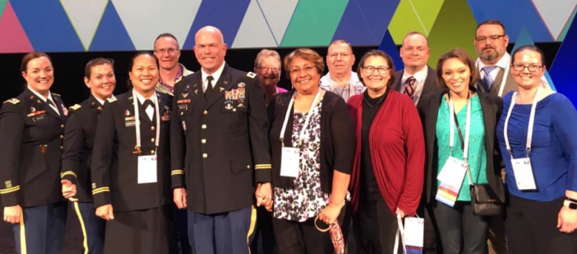 Los PA militares se unen al ganador del Premio al Servicio Militar de la AAPA 2019, el Coronel David Hamilton, en el escenario