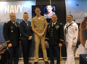 Los asistentes públicos militares representan sus servicios en la sala de exposiciones de AAPA 2019