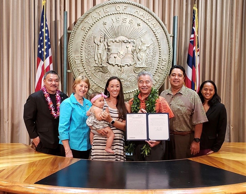 Representante John Mizuno, Senadora Rosalyn Baker, Christina Starks, PA-C, David Ige Michael Robinson, Representante Della Au Belatti