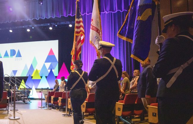 Ceremonia conmemorativa del comité de veteranos y recepción conmemorativa de los servicios federales