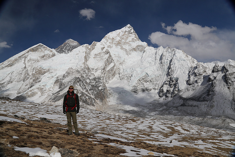 Mike Gumpert frente a una montaña en Nepal
