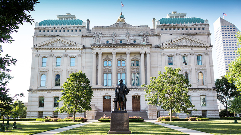 Estatua frente a la casa estatal de Indiana