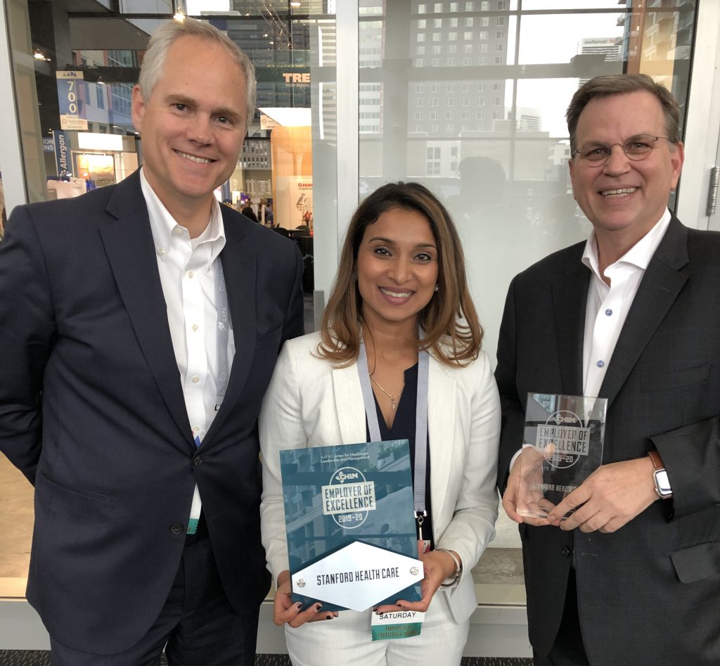 Clair Kuriakose, Quenn McKenna y Dale Beatty de Stanford Health Care aceptan su premio de Empleador de Excelencia 2019-2020