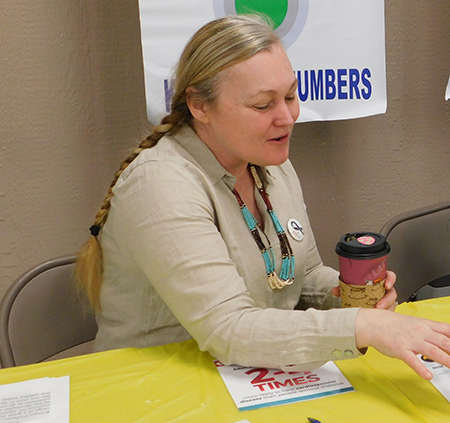 Amanda Roy, PA-C, en un evento de salud comunitaria