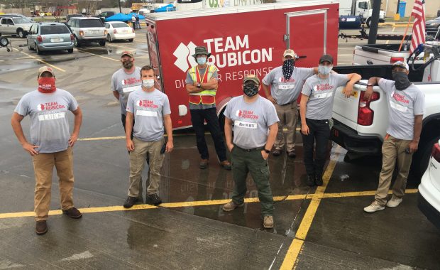Los voluntarios del equipo Rubicon, incluido PA Jeff Mott, ayudan después del huracán Laura.