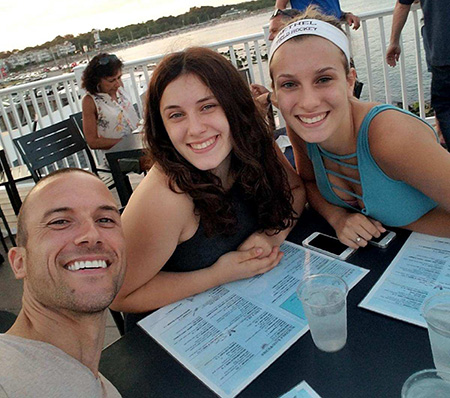 Jason Breen, PA-S, con sus hijas Veronica y Emma