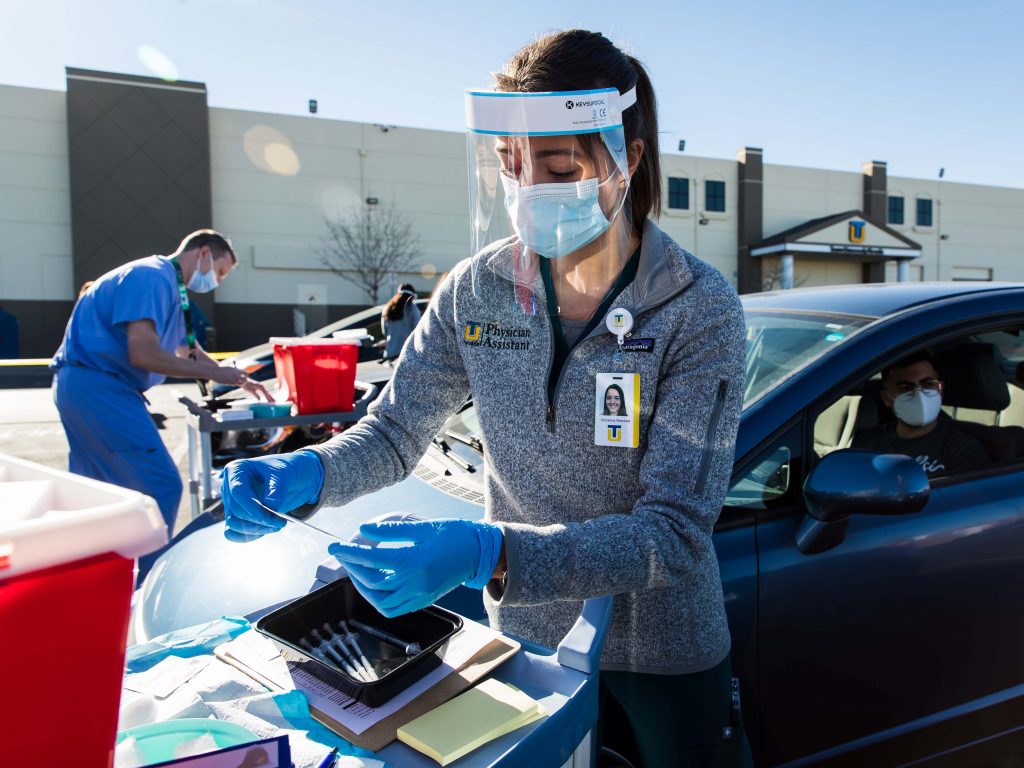 Estudiantes de Touro University Nevada PA (médico asociado/asistente médico) que se preparan para administrar vacunas contra el COVID-19