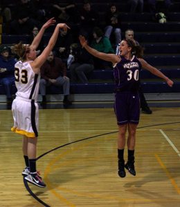 Katie Ganser (izquierda) jugando baloncesto universitario