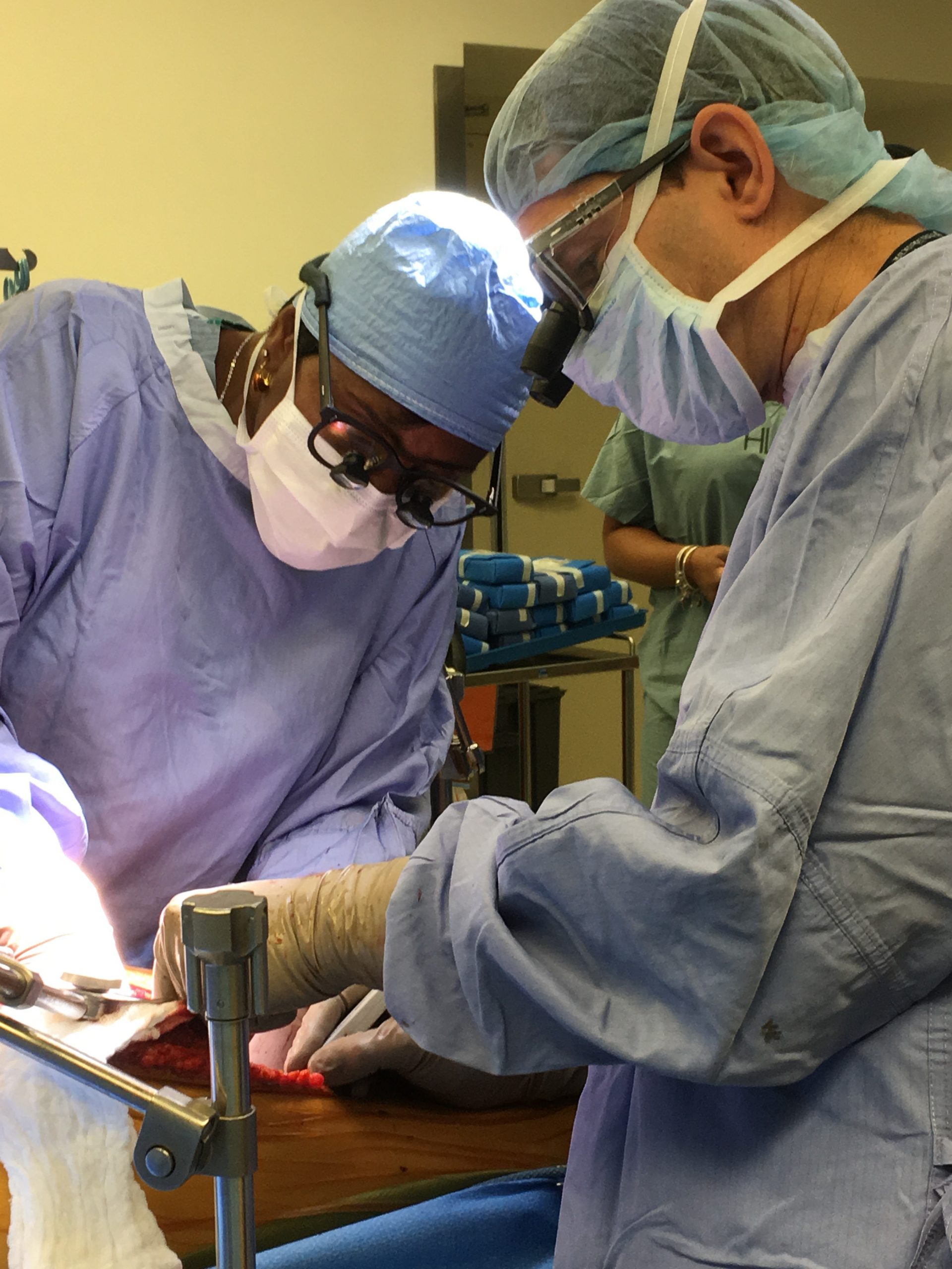 Georgeine Smith and Dr. Peter Abt performing a transplant surgery