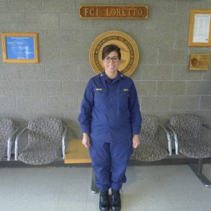 Mujer en uniforme de guardia